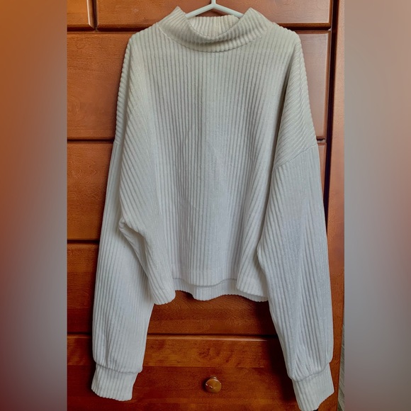 Corduroy white sweater 🐚 - Picture 1 of 2